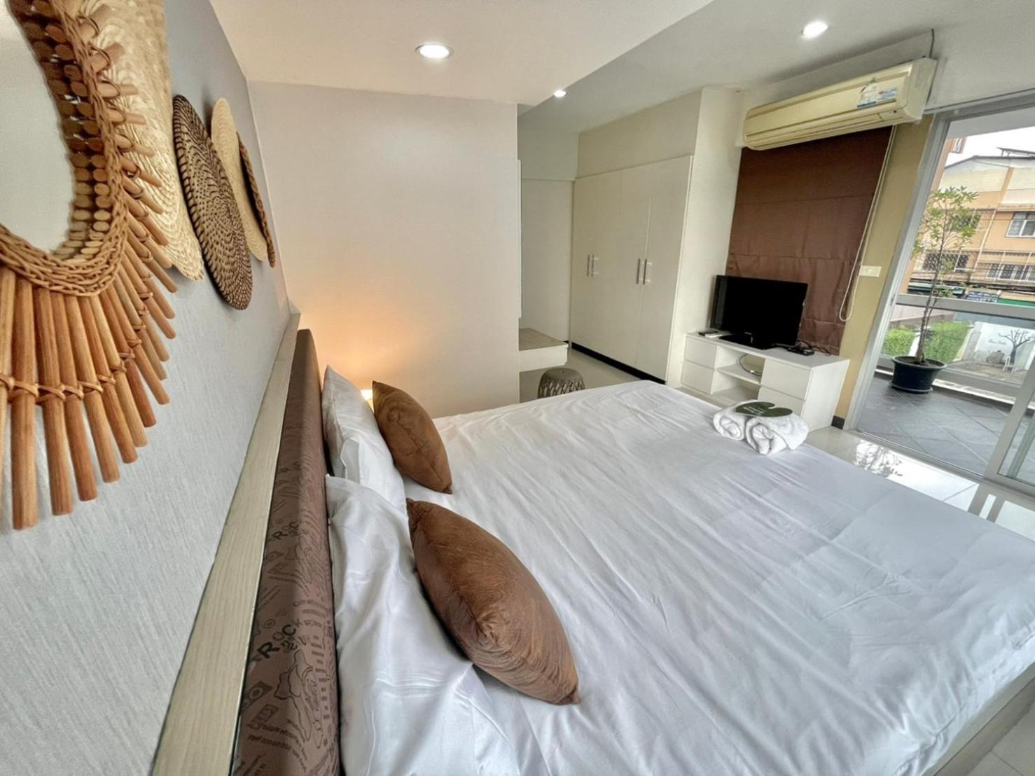 Baan Sabai Rama IV Apartment Бангкок Экстерьер фото