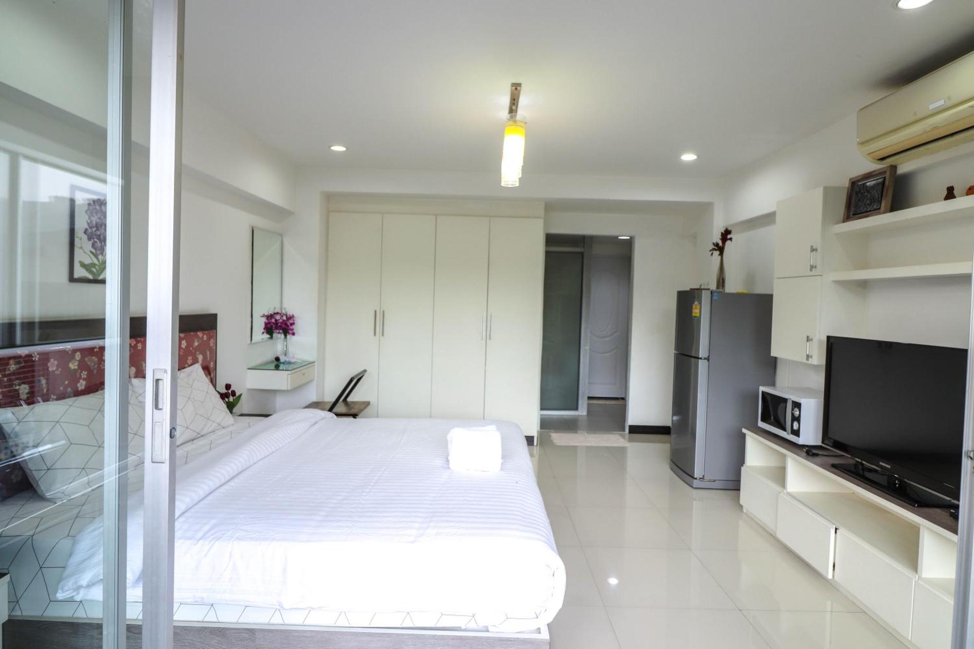 Baan Sabai Rama IV Apartment Бангкок Экстерьер фото