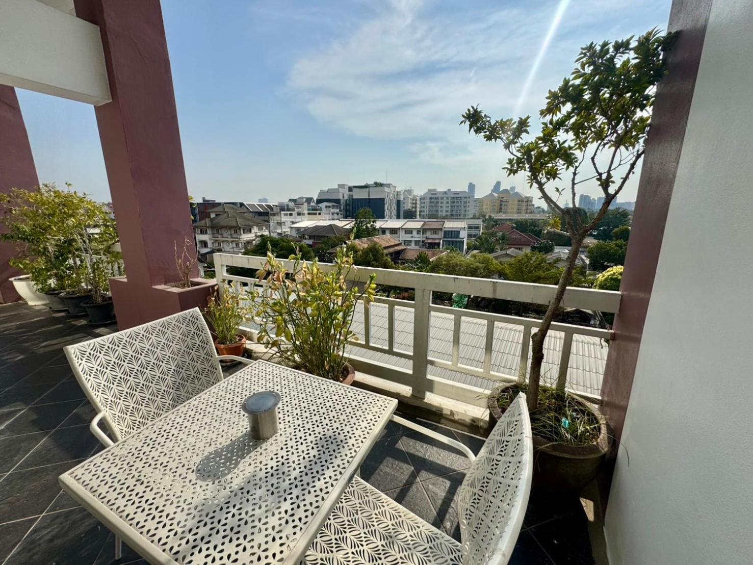 Baan Sabai Rama IV Apartment Бангкок Экстерьер фото