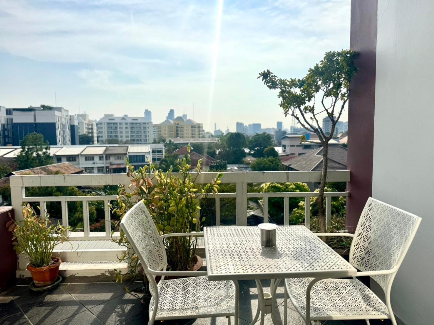 Baan Sabai Rama IV Apartment Бангкок Экстерьер фото